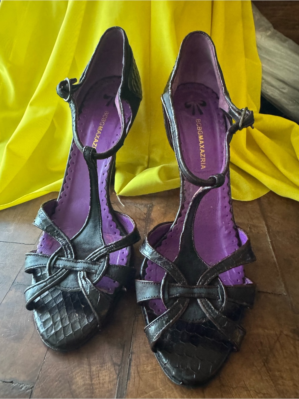 BCBG MAXAZRIA Brown T-Strap Heels Sandals with Purple Insole shoes 10